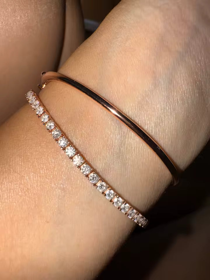 I love the little details and how it catches the light. Really pretty.